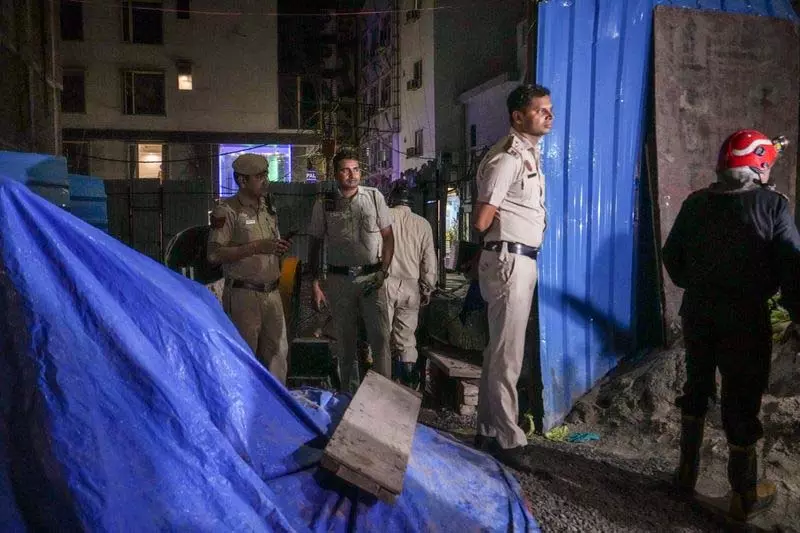 Delhi: दीवार गिरने की घटनाओं में 4 की मौत, 2 घायल Delhi: दीवार गिरने की घटनाओं में 4 की मौत, 2 घायल
