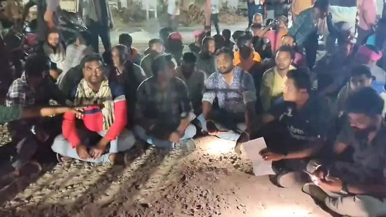 खदान के ड्राईवरों ने किया ट्रांसफर का विरोध, तो SECL के बाउंसरों ने पीटा खदान के ड्राईवरों ने किया ट्रांसफर का विरोध, तो SECL के बाउंसरों ने पीटा