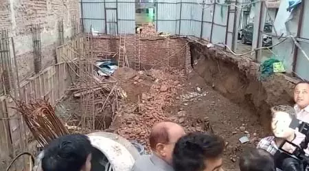 दिल्ली के पहाड़गंज में दीवार गिरने से हादसा, तीन लोगों की मौत दिल्ली के पहाड़गंज में दीवार गिरने से हादसा, तीन लोगों की मौत