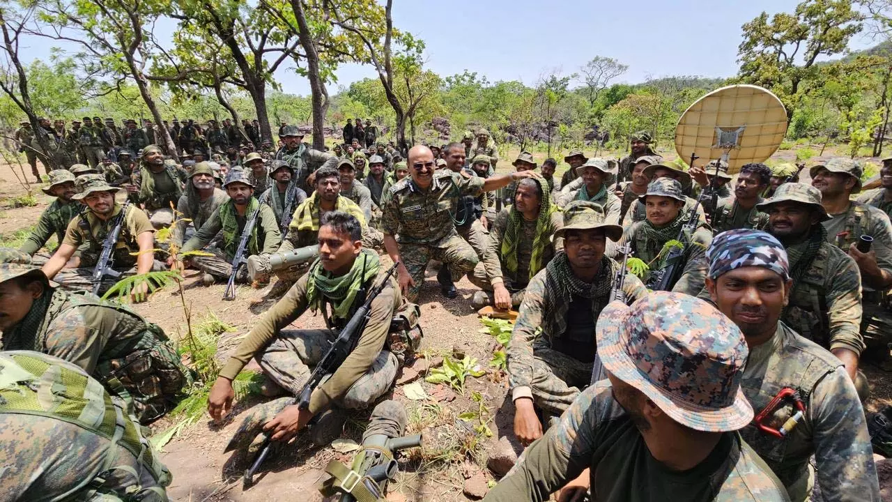 कोरेगुट्टा पहाड़ी पहुंचे CRPF के DG, ऑपरेशन ब्लैक फॉरेस्ट में शामिल जवानों का हौसला बढ़ाया कोरेगुट्टा पहाड़ी पहुंचे CRPF के DG, ऑपरेशन ब्लैक फॉरेस्ट में शामिल जवानों का हौसला बढ़ाया