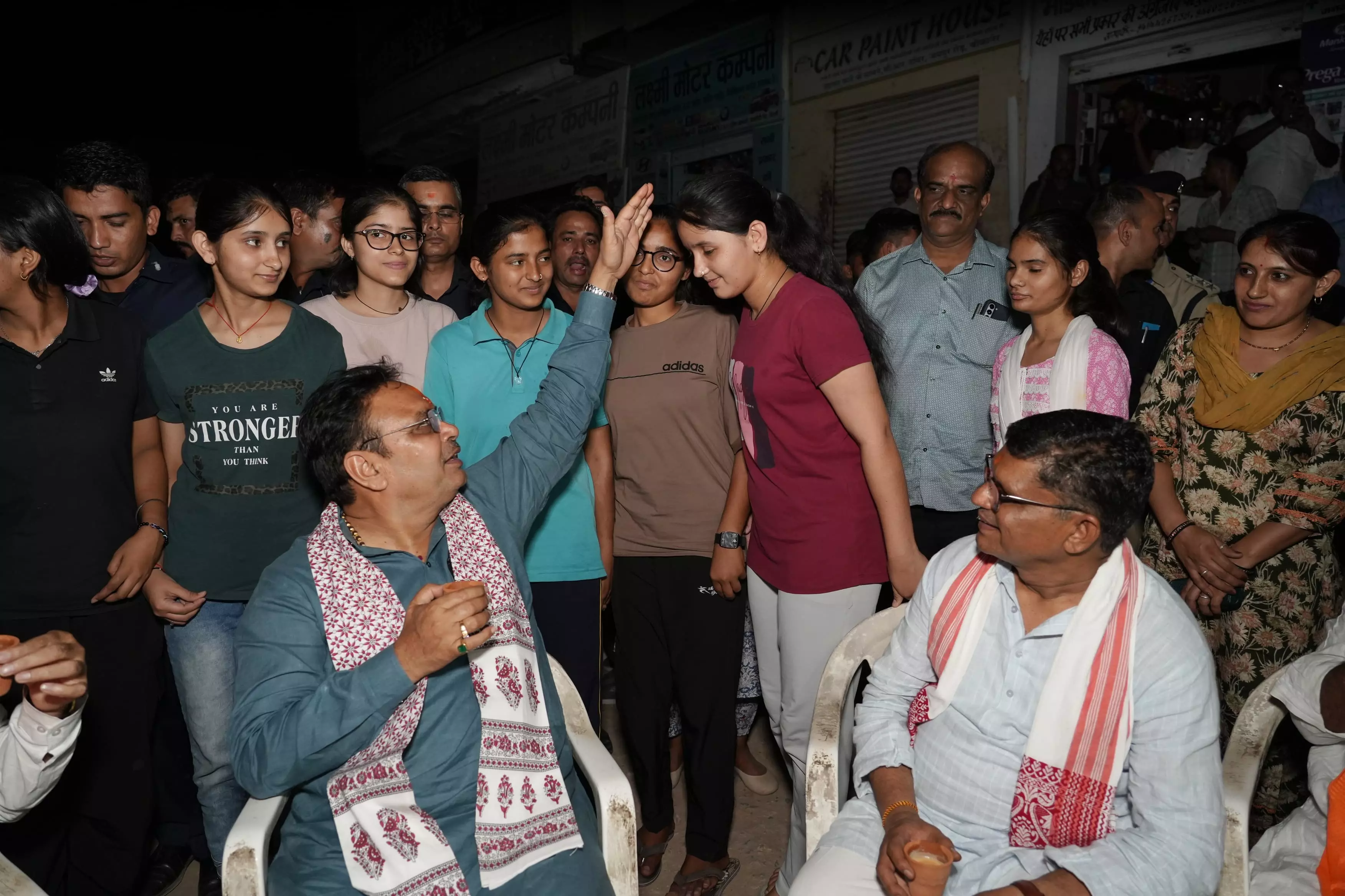 Jaipur: मुख्यमंत्री शर्मा ने थड़ी पर लिया चाय का स्वाद -आमजन से किया संवाद Jaipur: मुख्यमंत्री शर्मा ने थड़ी पर लिया चाय का स्वाद -आमजन से किया संवाद