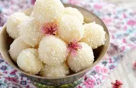 Coconut Laddu से मेहमानों का करे स्वागत Coconut Laddu से मेहमानों का करे स्वागत