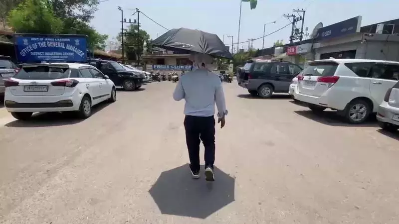 जम्मू-कश्मीर में पारा चढ़ने से गर्मी का प्रकोप बढ़ा जम्मू-कश्मीर में पारा चढ़ने से गर्मी का प्रकोप बढ़ा
