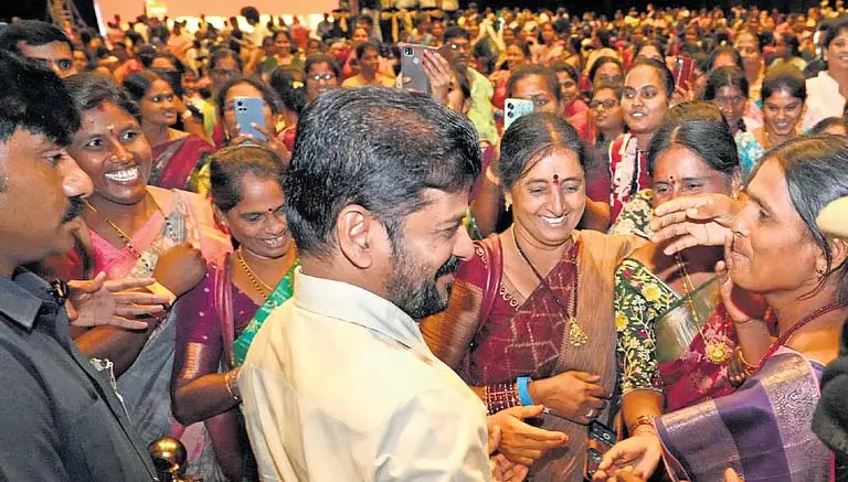 तेलंगाना में एक करोड़ महिलाओं को क्यूआर कोड वाले ID कार्ड मिलेंगे तेलंगाना में एक करोड़ महिलाओं को क्यूआर कोड वाले ID कार्ड मिलेंगे
