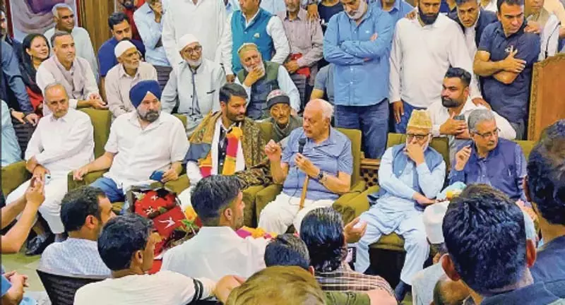 एनसी कार्यकर्ता सरकार और जनता के बीच पुल बनें: Dr. Farooq एनसी कार्यकर्ता सरकार और जनता के बीच पुल बनें: Dr. Farooq