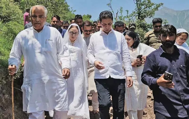 Srinagar, भाजपा नेताओं ने उरी में गोलाबारी प्रभावित इलाकों का दौरा किया Srinagar, भाजपा नेताओं ने उरी में गोलाबारी प्रभावित इलाकों का दौरा किया