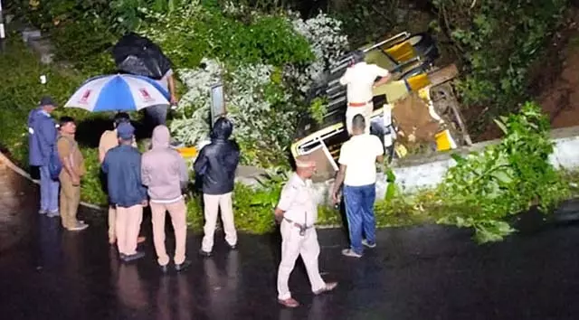 वलपराई में सरकारी बस पलटी: 40 घायल वलपराई में सरकारी बस पलटी: 40 घायल