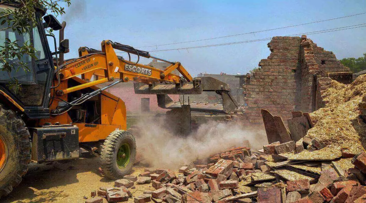 यहां फिर चला बुलडोजर: अवैध तरीके से बसाई जा रही थीं चार कॉलोनियां, मची खलबली यहां फिर चला बुलडोजर: अवैध तरीके से बसाई जा रही थीं चार कॉलोनियां, मची खलबली