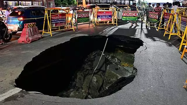 सड़क खुली, वाहन चल रहे हैं; गड्ढे में फंसकर कार पलटी, पांच लोगों को बचाया गया सड़क खुली, वाहन चल रहे हैं; गड्ढे में फंसकर कार पलटी, पांच लोगों को बचाया गया