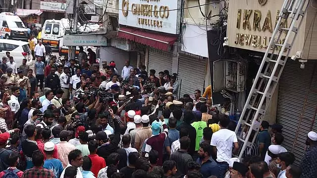 Hyderabad : चारमीनार के पास इमारत में आग लगने से 8 लोगों की मौत, 15 घायल Hyderabad : चारमीनार के पास इमारत में आग लगने से 8 लोगों की मौत, 15 घायल
