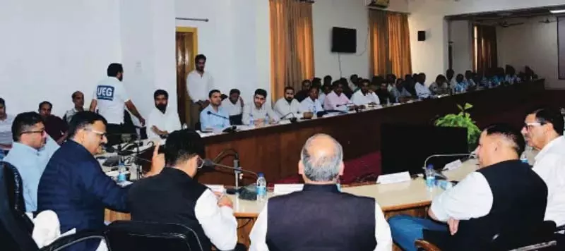 जावेद राणा ने राजौरी में विकास गतिविधियों की समीक्षा की जावेद राणा ने राजौरी में विकास गतिविधियों की समीक्षा की