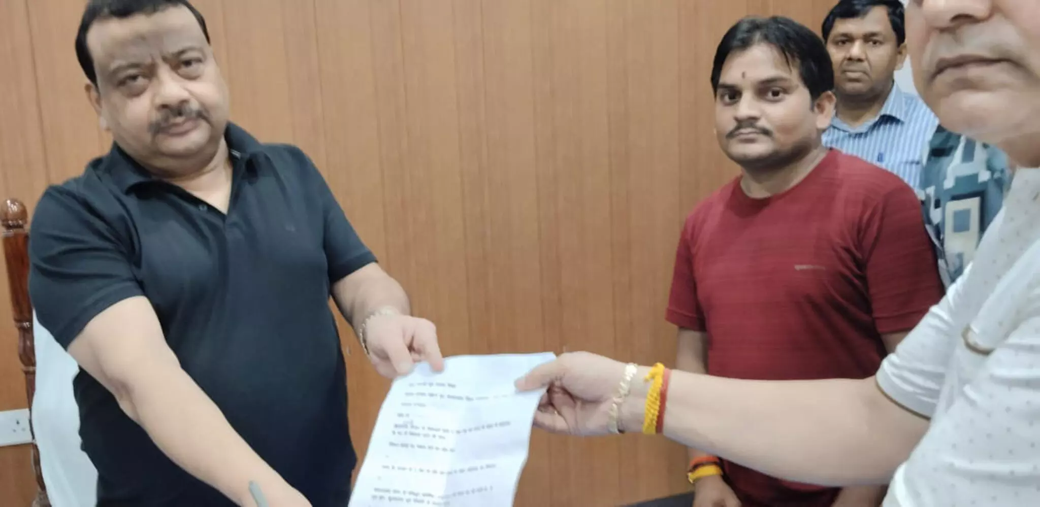 Kamalganj: सड़क चौड़ीकरण के विरोध में व्यापारियों ने डीएम व विधायक को सौंपा ज्ञापन Kamalganj: सड़क चौड़ीकरण के विरोध में व्यापारियों ने डीएम व विधायक को सौंपा ज्ञापन