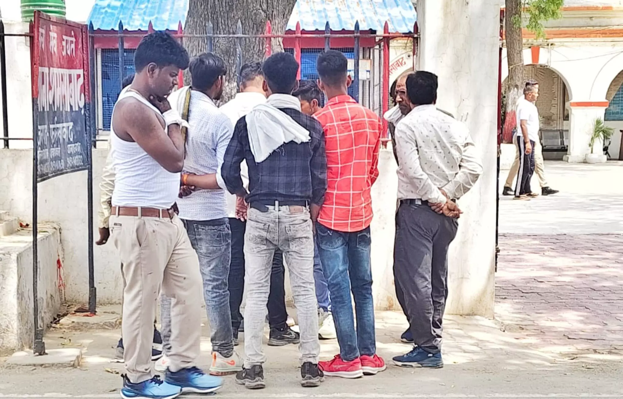 Shamshabad: नेग वसूली के लिए खड़े दुल्हन के भाई को कार चालक ने दिया धक्का Shamshabad: नेग वसूली के लिए खड़े दुल्हन के भाई को कार चालक ने दिया धक्का