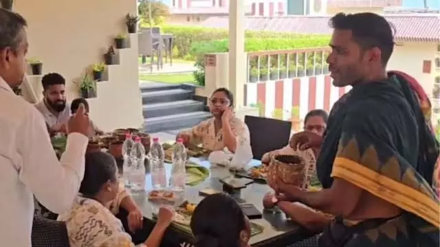 Odisha: मेज पर जगन्नाथ महाप्रसाद खा रहे परिवार पर विवाद, पुरी मंदिर प्रशासन ने की अपील Odisha: मेज पर जगन्नाथ महाप्रसाद खा रहे परिवार पर विवाद, पुरी मंदिर प्रशासन ने की अपील