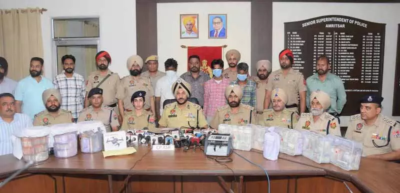 1 Kg से अधिक हेरोइन और 45 लाख रुपये की ड्रग मनी के साथ 3 लोग गिरफ्तार 1 Kg से अधिक हेरोइन और 45 लाख रुपये की ड्रग मनी के साथ 3 लोग गिरफ्तार