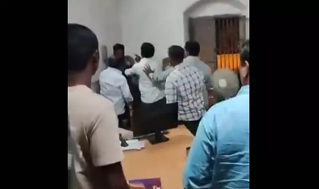 न्याय मांगने आए युवक पर हमला: गडग तहसीलदार कार्यालय में अमानवीय घटना न्याय मांगने आए युवक पर हमला: गडग तहसीलदार कार्यालय में अमानवीय घटना