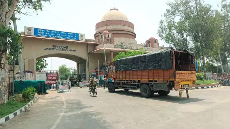 फंसे हुए अफगान ट्रकों का दूसरा जत्था Attari चेक-पोस्ट के रास्ते भारत पहुंचा फंसे हुए अफगान ट्रकों का दूसरा जत्था Attari चेक-पोस्ट के रास्ते भारत पहुंचा
