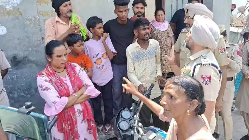 Faridkot में मादक पदार्थ तस्करी को लेकर महिला और पुलिसकर्मी में झड़प Faridkot में मादक पदार्थ तस्करी को लेकर महिला और पुलिसकर्मी में झड़प