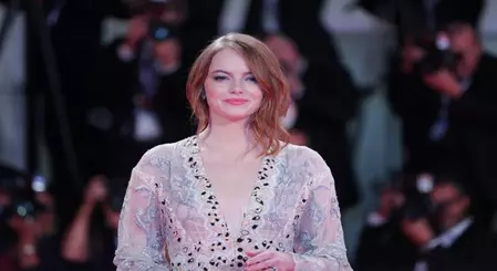 Emma Stone ने ‘एडिंगटन’ की भूमिका के लिए सोशल मीडिया षड्यंत्र सिद्धांतों के जाल में फंसकर अपनी जान बचाई Emma Stone ने ‘एडिंगटन’ की भूमिका के लिए सोशल मीडिया षड्यंत्र सिद्धांतों के जाल में फंसकर अपनी जान बचाई