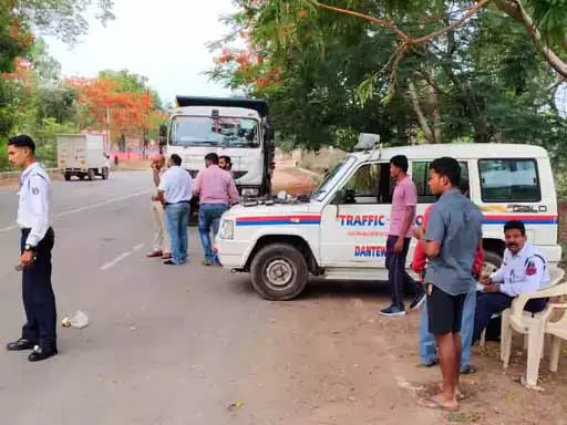 ट्रैफिक पुलिस एक्शन मोड में, तेज रोशनी वाली LED लाइट से लैस गाड़ियों पर कार्रवाई ट्रैफिक पुलिस एक्शन मोड में, तेज रोशनी वाली LED लाइट से लैस गाड़ियों पर कार्रवाई