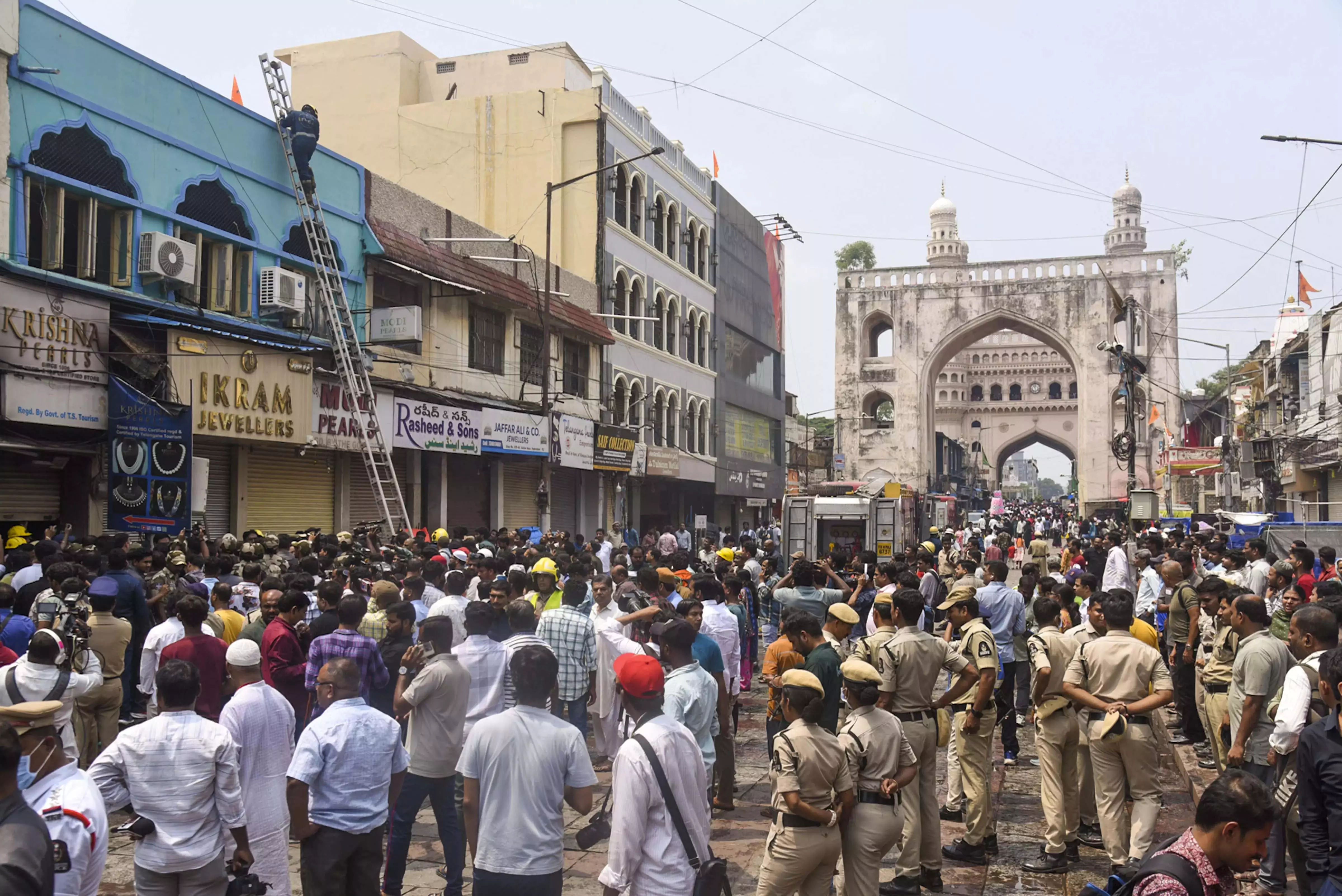 Charminar Fire: केंद्र ने 2 लाख अनुग्रह राशि की घोषणा की Charminar Fire: केंद्र ने 2 लाख अनुग्रह राशि की घोषणा की