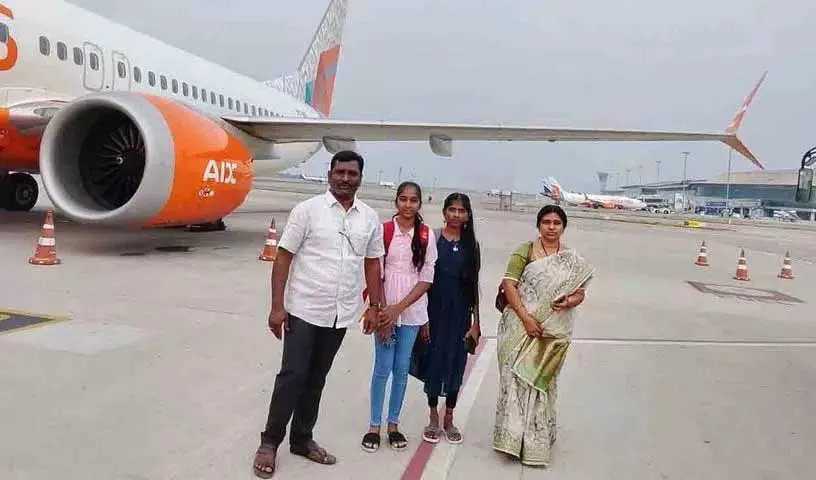 स्कूल के हेडमास्टर ने शैक्षणिक उत्कृष्टता को पुरस्कृत करने के लिए SSC टॉपर्स को विशाखापत्तनम भेजा स्कूल के हेडमास्टर ने शैक्षणिक उत्कृष्टता को पुरस्कृत करने के लिए SSC टॉपर्स को विशाखापत्तनम भेजा