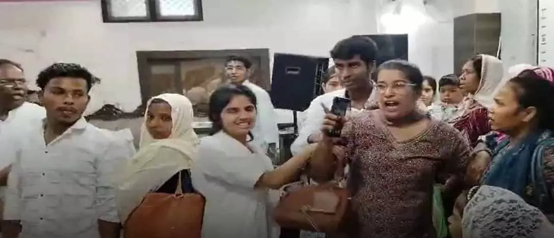 धर्मांतरण रैकेट में 20 लोग पकड़े गए, कवर्धा में बड़ी कार्रवाई धर्मांतरण रैकेट में 20 लोग पकड़े गए, कवर्धा में बड़ी कार्रवाई