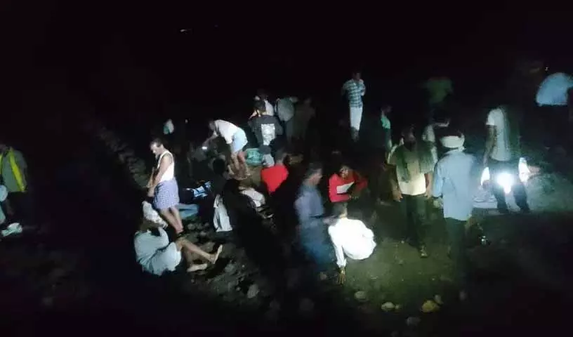 Adilabad में बारातियों को ले जा रही मिनीवैन पलटी, 30 लोग घायल, 4 की हालत गंभीर Adilabad में बारातियों को ले जा रही मिनीवैन पलटी, 30 लोग घायल, 4 की हालत गंभीर