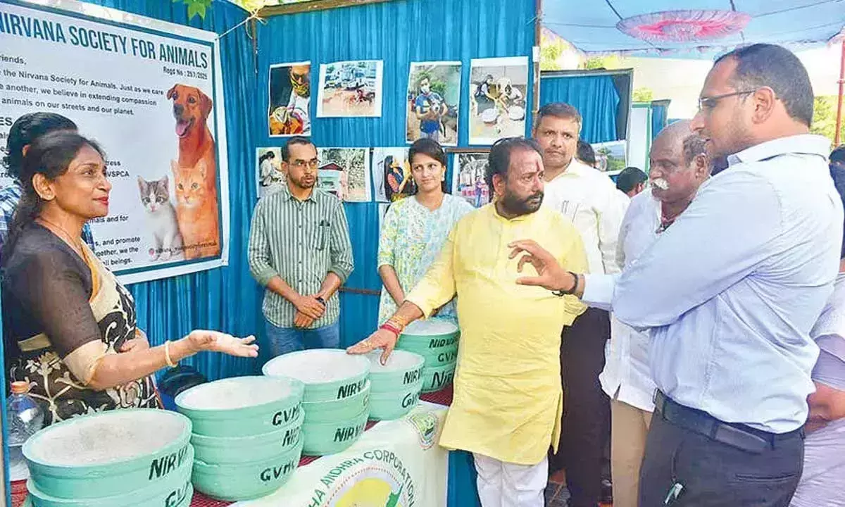 Andhra: मेयर ने पर्यावरण अनुकूल विकल्प अपनाने पर जोर दिया Andhra: मेयर ने पर्यावरण अनुकूल विकल्प अपनाने पर जोर दिया