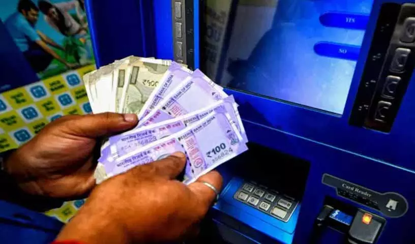 Yakutpura में एटीएम से अतिरिक्त नोट निकलने पर भीड़ उमड़ पड़ी Yakutpura में एटीएम से अतिरिक्त नोट निकलने पर भीड़ उमड़ पड़ी