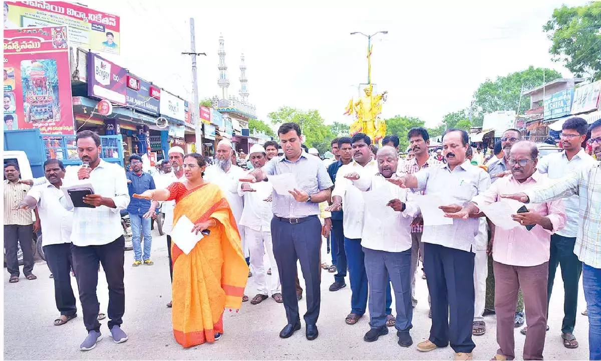कलेक्टर ने स्वच्छता और वृक्षारोपण पर जोर दिया कलेक्टर ने स्वच्छता और वृक्षारोपण पर जोर दिया