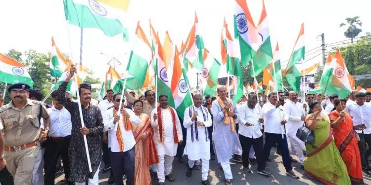Sambalpur में विशाल तिरंगा यात्रा निकाली गई Sambalpur में विशाल तिरंगा यात्रा निकाली गई