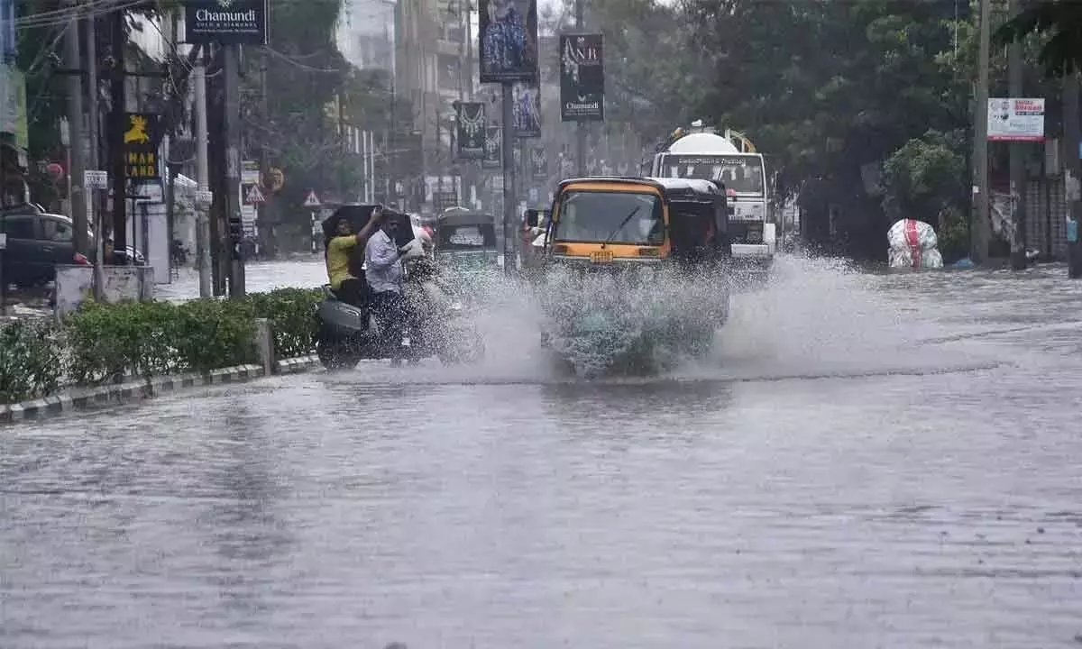 Anantapur जिले में भारी बारिश, सामान्य जनजीवन अस्त-व्यस्त Anantapur जिले में भारी बारिश, सामान्य जनजीवन अस्त-व्यस्त