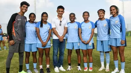सुनील छेत्री ने अंतर्राष्ट्रीय मैत्री मैचों से पहले बेंगलुरु में महिला राष्ट्रीय शिविर का दौरा किया सुनील छेत्री ने अंतर्राष्ट्रीय मैत्री मैचों से पहले बेंगलुरु में महिला राष्ट्रीय शिविर का दौरा किया