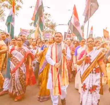 CM Majhi, ओराम ने सशस्त्र बलों को सलाम करने के लिए तिरंगा यात्रा में भाग लिया CM Majhi, ओराम ने सशस्त्र बलों को सलाम करने के लिए तिरंगा यात्रा में भाग लिया