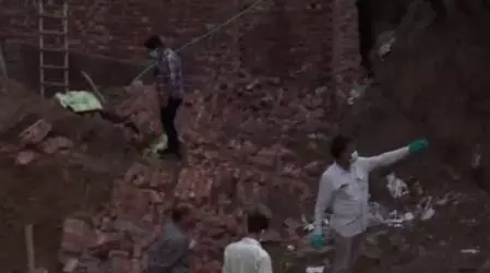 दिल्ली के पहाड़गंज में इमारत ढहने से 3 की मौत, राहत-बचाव जारी दिल्ली के पहाड़गंज में इमारत ढहने से 3 की मौत, राहत-बचाव जारी