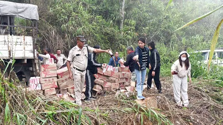 Nagaland : वोखा में बड़ी मात्रा में जब्त आईएमएफएल नष्ट किया गया Nagaland : वोखा में बड़ी मात्रा में जब्त आईएमएफएल नष्ट किया गया