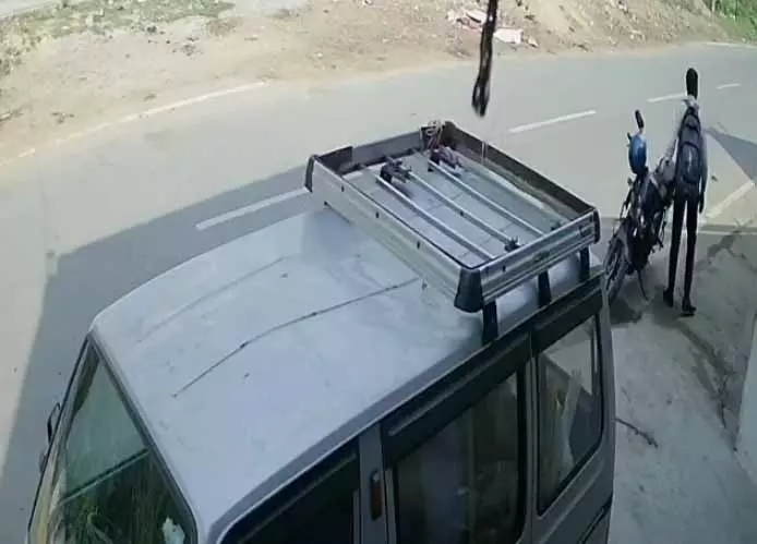 उठाईगिरी की शिकार हुई 3 महिलाएं, दिनदहाड़े वारदात Video उठाईगिरी की शिकार हुई 3 महिलाएं, दिनदहाड़े वारदात Video