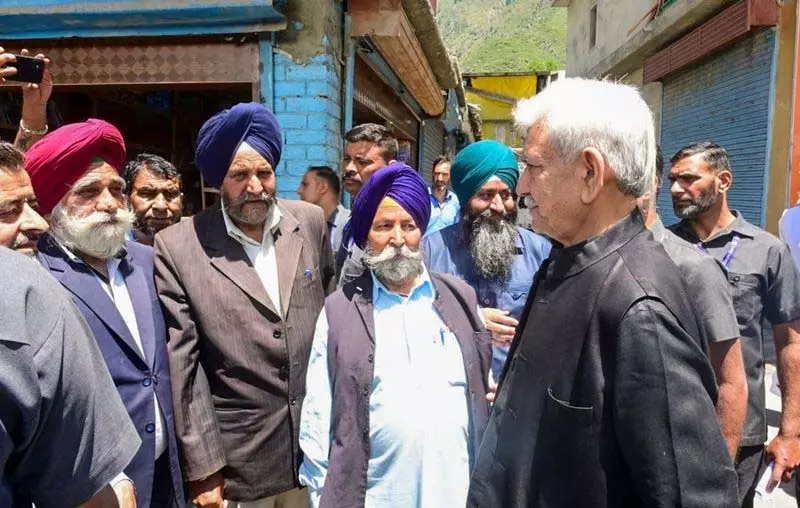 L-G सिन्हा ने आतंकवादी हिंसा के पीड़ितों के लिए अनुग्रह राशि बढ़ाई L-G सिन्हा ने आतंकवादी हिंसा के पीड़ितों के लिए अनुग्रह राशि बढ़ाई