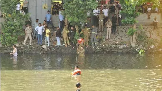 Ghaziabad: हिंडन नहर से महिला को बचाते समय ट्रैफिक पुलिसकर्मी की मौत Ghaziabad: हिंडन नहर से महिला को बचाते समय ट्रैफिक पुलिसकर्मी की मौत