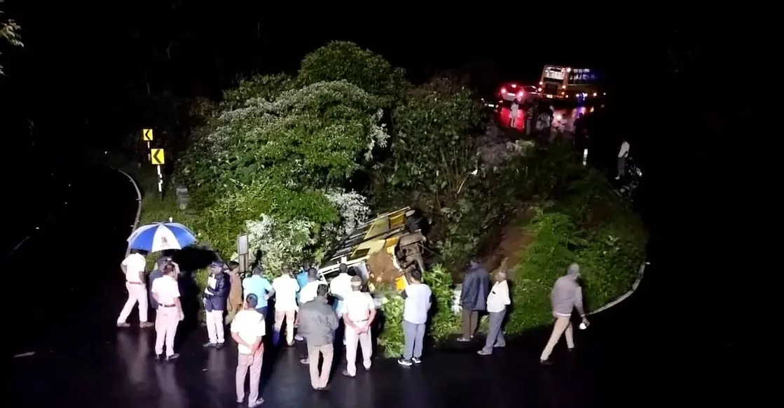 वलपराई में TNSTC की बस खाई में गिरने से करीब 30 लोग घायल वलपराई में TNSTC की बस खाई में गिरने से करीब 30 लोग घायल