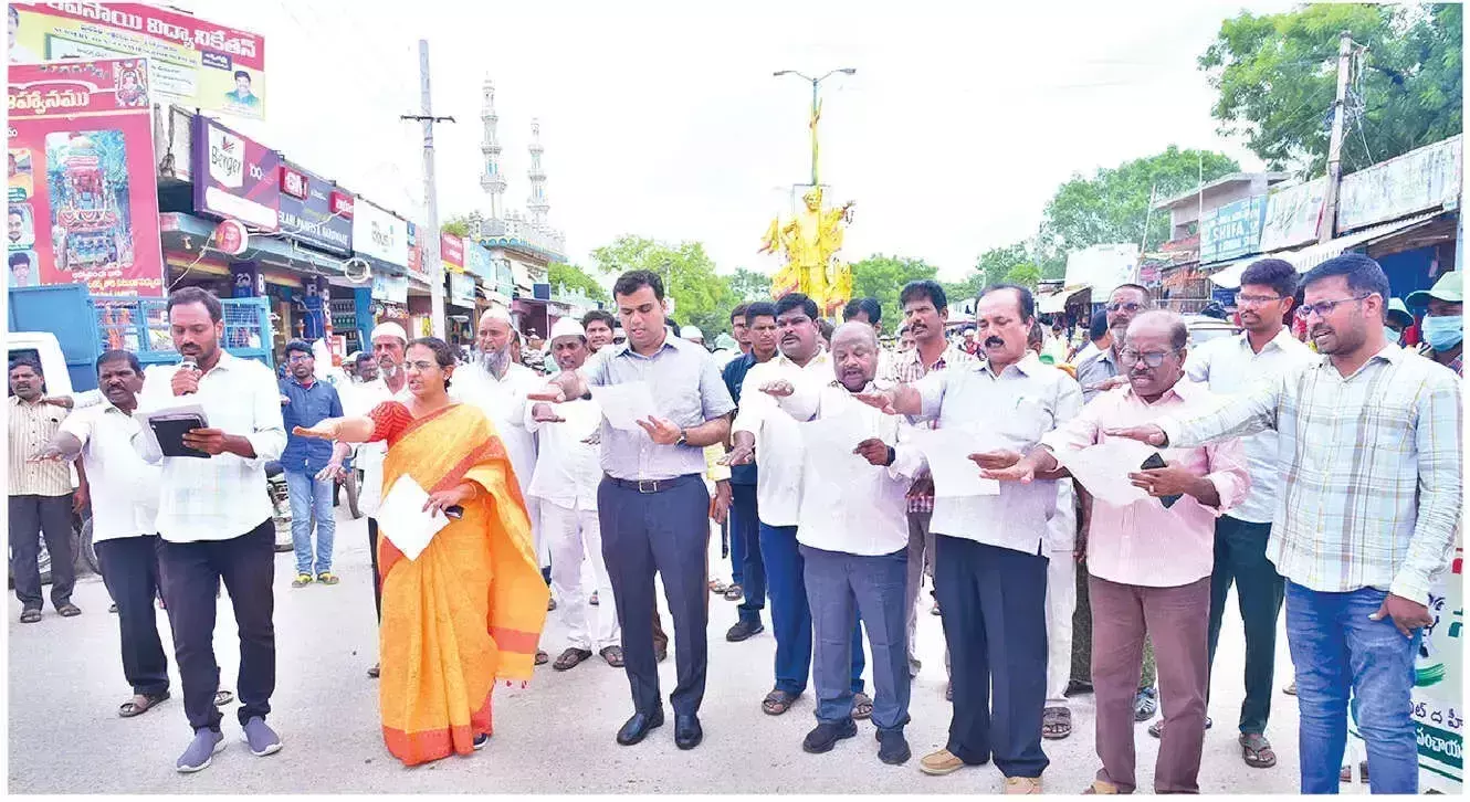 Andhra: कलेक्टर ने स्वच्छता और वृक्षारोपण पर जोर दिया Andhra: कलेक्टर ने स्वच्छता और वृक्षारोपण पर जोर दिया