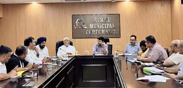 भाजपा विधायकों ने नागरिक मुद्दों की व्यापक समीक्षा के लिए JMC आयुक्त से मुलाकात की भाजपा विधायकों ने नागरिक मुद्दों की व्यापक समीक्षा के लिए JMC आयुक्त से मुलाकात की