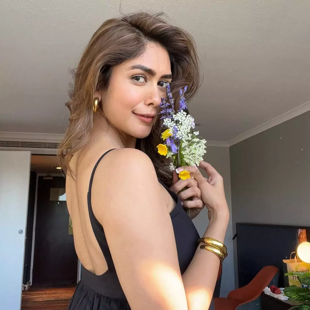 Mrunal Thakur flaunts her figure