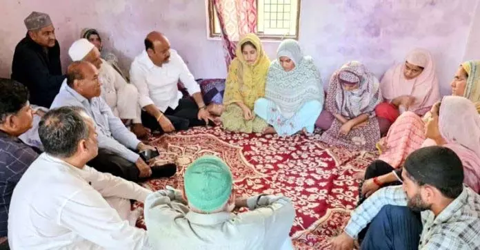 Jammu: उपमुख्यमंत्री ने चिनोर में गोलीबारी पीड़ित परिवार से मुलाकात की Jammu: उपमुख्यमंत्री ने चिनोर में गोलीबारी पीड़ित परिवार से मुलाकात की