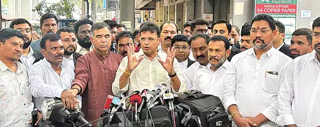 Telangana : मंत्री श्रीधर बाबू समेत 13 लोगों के खिलाफ कालेश्वरम मामला खारिज Telangana : मंत्री श्रीधर बाबू समेत 13 लोगों के खिलाफ कालेश्वरम मामला खारिज