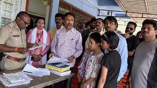 20 फीट ऊंचे पेड़ को काटे जाने से गुस्साए स्थानीय लोग और बच्चे भोपाल पुलिस स्टेशन पहुंचे 20 फीट ऊंचे पेड़ को काटे जाने से गुस्साए स्थानीय लोग और बच्चे भोपाल पुलिस स्टेशन पहुंचे