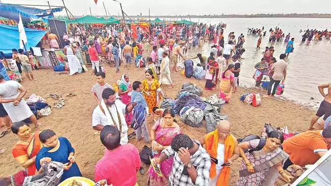 सरस्वती पुष्करालु: सरस्वती पुष्कर सार्वजनिक मेला सरस्वती पुष्करालु: सरस्वती पुष्कर सार्वजनिक मेला