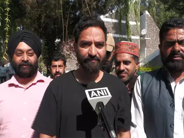 आप MLA मेहराज मलिक ने पुंछ का दौरा किया, पाकिस्तानी गोलाबारी के पीड़ितों से मुलाकात की आप MLA मेहराज मलिक ने पुंछ का दौरा किया, पाकिस्तानी गोलाबारी के पीड़ितों से मुलाकात की