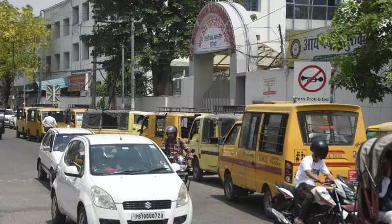 Ludhiana: स्कूलों के बाहर बेतरतीब पार्किंग से दुकानदार परेशान Ludhiana: स्कूलों के बाहर बेतरतीब पार्किंग से दुकानदार परेशान